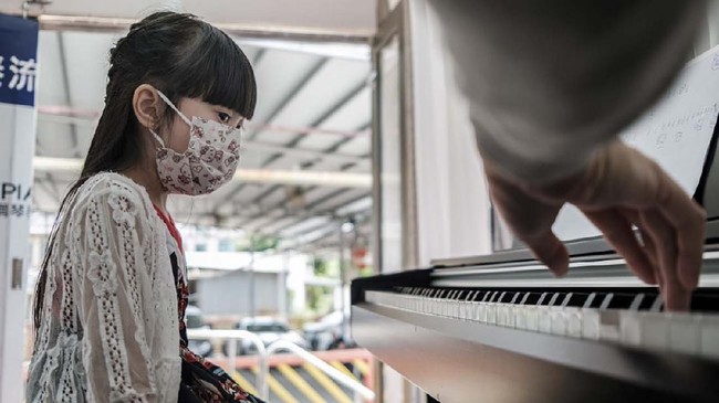 FOTO: Tetap Les Musik kala Pandemi Lewat Kelas 'Berjalan'