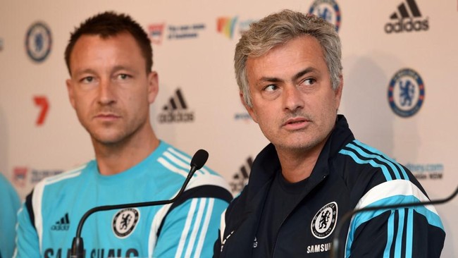 Chelsea football coach Jos Mourinho (R) and captain John Terry (L) listen to questions during a press conference in Sydney on May 31, 2015.  The English Premier League champions take on local team Sydney FC on June 2.  AFP PHOTO / William WEST (Photo by WILLIAM WEST / AFP)