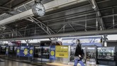WAKTU SIBUK DI IBU KOTA SAAT DILANDA COVID-19 Warga berjalan di peron Stasiun MRT Haji Nawi yang sepi di Jakarta, Selasa (7/4/2020) pukul 07.45 WIB. ANTARA FOTO/Muhammad Adimaja