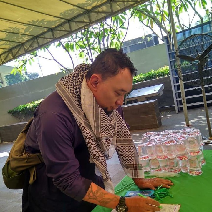 <p>Semenjak hijrah, Chef Haryo mengubah penampilannya. Kini ia tampil berjenggot, Bunda.</p>