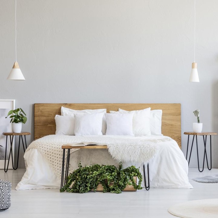 <p>Kalau tidak suka terlalu banyak elemen kayu, kamar ini bisa jadi alternatif nih, Bun. Kombinasikan furnitur kayu dengan cat dinding berwarna abu-abu dan beberapa tanaman dalam ruangan. (Foto: iStock)</p>