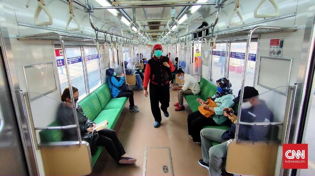 Sejumlah penumpang KRL (Kereta Rel Listrik) di Stasiun Bekasi saat pemberlakuan Pembatasan Sosial Berskala Besar (PSBB) hari pertama di Bekasi, Jawa Barat, Rabu, 15 April 2020. CNN Indonesia/Safir Makki
