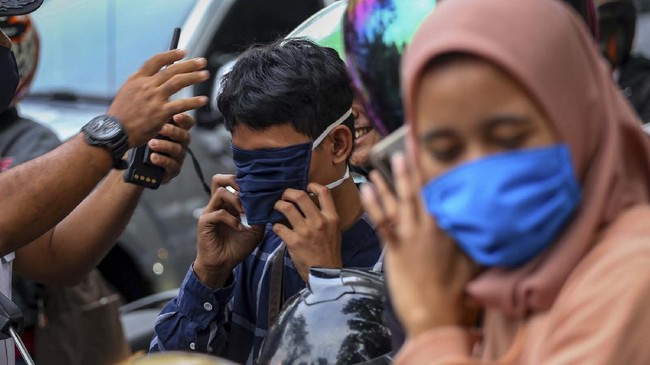 Petugas gabungan memberikan sosialisasi penerapan PSBB kepada pengendara di jalan M.H Thamrin, Cikokol, Kota Tangerang, Banten, Rabu (15/4/2020). Menteri Kesehatan menyetujui penerapan Pembatasan Sosial Berskala Besar (PSBB) di Tangerang Raya yang akan mulai diterapkan pada Sabtu (18/4) dalam rangka percepatan penanganan COVID-19. ANTARA FOTO/Fauzan/foc.