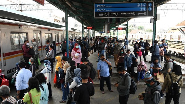 Sejumlah calon penumpang menunggu kedatangan kereta rel listrik (KRL) Commuterline di Stasiun Manggarai, Jakarta, Selasa (14/4/2020). Pada hari kelima Pembatasan Sosial Berskala Besar (PSBB) di Jakarta, penumpang KRL terpantau masih ramai meski sudah berlakunya pembatasan armada dan jam operasional moda transportasi umum. ANTARA FOTO/M Risyal Hidayat/hp.