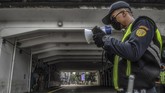 WAKTU SIBUK DI IBU KOTA SAAT DILANDA COVID-19 Petugas keamanan MRT memberikan imbauan kepada masyarakat di Jalan Kendal yang sepi di Jakarta, Senin (6/4/2020) pukul 08.00 WIB. ANTARA FOTO/Muhammad Adimaja