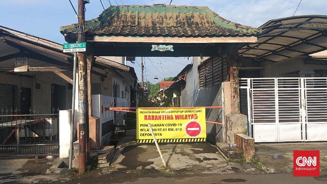 Sejumlah warga Depok menerapkan isolasi mandiri di pintu masuk perumahan mereka pada hari pertama PSBB Kota Depok, Rabu (15/4). Area pertokoan juga terpantau sepi, sebagian besar toko tutup.