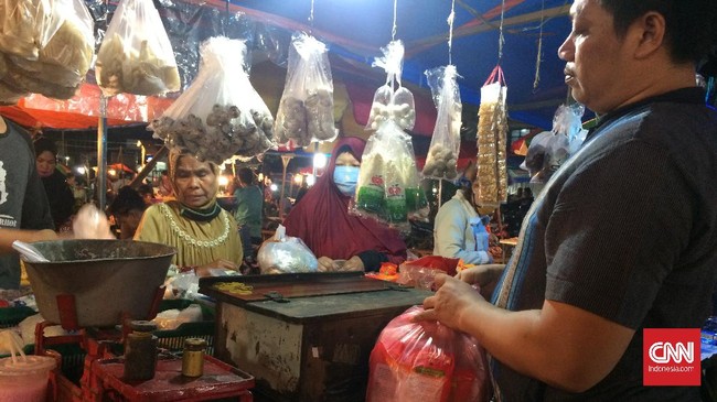 Geliat pasar tradisional Kebayoran Lama, Jakarta Selatan, di malam hari pada masa pemberlakuan PSBB selama darurat virus corona (Covid-19), Rabu (15/4) dini hari WIB. CNN Indonesia/Ahmad Bachrain