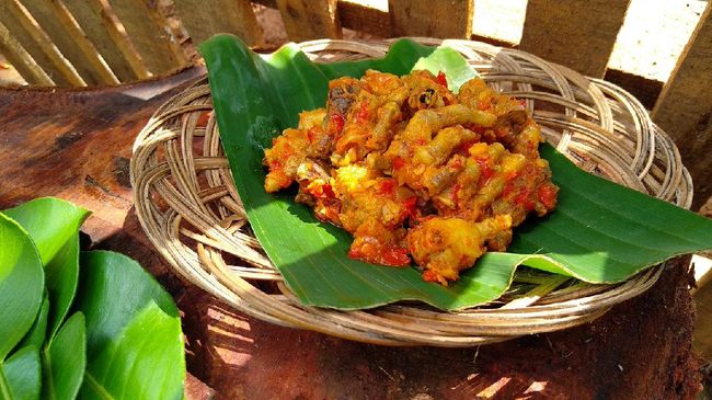 Ceker pedas yang siap disajikan dalam piring tradisional