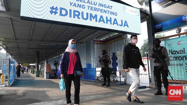 Penumpang commuterline yang akan berangkat ke Jakarta di Stasiun Bekasi, Jawa Barat, Rabu, 15 April 2020. Pembatasan Sosial Berskala Besar (PSBB)  dimulai hari ini di Kota Bekasi hingga 28 April 2020. CNNIndonesia/Safir Makki
