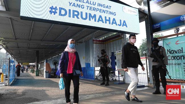 HARI PERTAMA PSBB KOTA BEKASI Penumpang commuterline yang akan berangkat ke Jakarta di Stasiun Bekasi, Jawa Barat, Rabu, 15 April 2020. Pembatasan Sosial Berskala Besar (PSBB) dimulai hari ini di Kota Bekasi hingga 28 April 2020. CNNIndonesia/Safir Makki