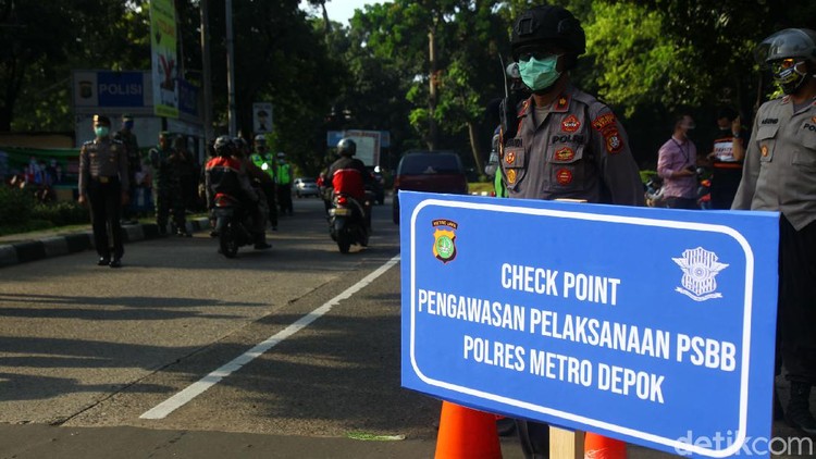 Begini suasana Pada hari pertama penerapan Pembatasan Sosial Berskala Besar (PSBB) di Kota Depok dengan melakukan Chek Point oleh polisi saat pemeriksaan sejumlah kendaraan di Bundara Fly Over UI, Depok, Jawa barat, Rabu (15/4/2020).  Banya pengendara yang masih mematuhi peraturan PSBB oleh Pemkot Kota Depok