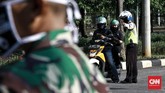 PSBB Kota Depok Aparat melakukan pemeriksaan pengendara roda dua dan empat di Jalan akses UI, Depok pemeriksaan bertujuan menghimbau pengendara untuk menggunakan masker dan peraturan posisi duduk dan jumlah penumpang selama PSBB. Depok (15/4/2020). Polda Metro Jaya membangun 20 titik pos di perbatasan Depok untuk mengawasi kendaraan yang keluar masuk Ibu Kota selama masa pembatasan sosial berskala besar atau PSBB. CNN Indonesia/Andry Novelino