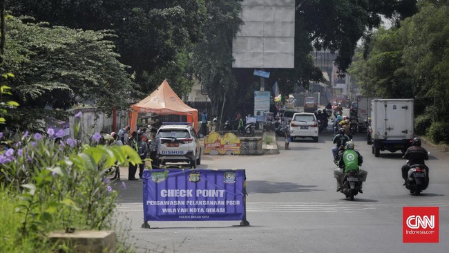 Salah satu check point pengawasan PSBB di pintu masuk Kota Bekasi, Jawa Barat, Rabu, 15 April 2020. CNN Indonesia/Adhi Wicaksono