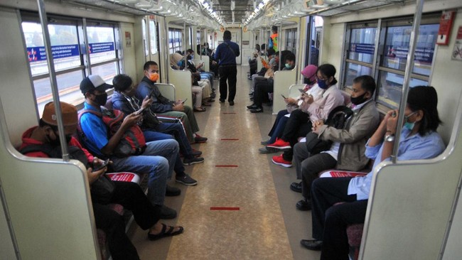 Sejumlah penumpang menggunakan masker dan duduk berjarak di dalam gerbong KRL Commuter Line, Stasiun Bogor, Jawa Barat, Rabu (15/4/2020). Pada hari pertama penerapan Pembatasan Sosial Berskala Besar (PSBB) di wilayah Kota Bogor, pengguna KRL Commuter Line masih berjalan normal dengan setiap jadwal keberangkatan memiliki jeda sekitar 5 hingga 10 menit dan pembatasan jumlah penumpang pada setiap gerbong. ANTARA FOTO/Arif Firmansyah/aww.