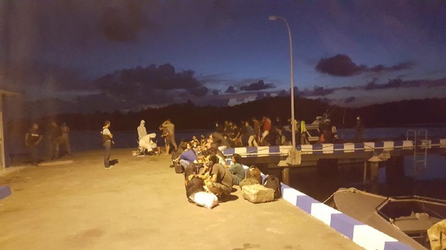 Sebanyak 47 TKI asal Malaysia yang hendak pulang ke Indonesia diamankan oleh Bakamla di perairan Batam. Para TKI ini langsung diperiksa kondisi kesehatannya guna memastikan tak ada papran virus corona yang bisa mereka bawa pulang ke kampung masing-masing, Rabu (15/4)