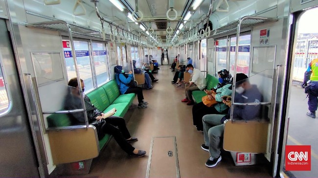 BPS mencatat jumlah penumpang KA di Jawa dan Sumatera mencapai 12,21 juta orang pada Juli 2020. Dari jumlah itu 11,1 juta orang merupakan penumpang KRL.