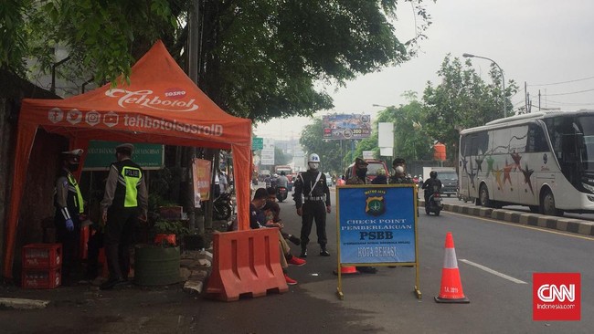 Pemerintah Provinsi Jawa Barat resmi menetapkan status Pembatasan Sosial Berskala Besar (PSBB) di 5 wilayah di Jawa Barat. Salah satu pintu jalan pintu masuk menuju Kota Bekasi dari Jakarta dijaga oleh petugas gabungan TNI/Polri dan Satpol PP, Rabu (15/4).
