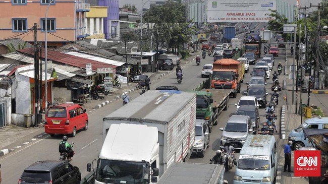 Suasana lalu lintas di jalan Sultan Agung saat pemberlakuan PSBB hari pertama. Bekasi. Jawa Barat, Rabu, 15 April 2020. CNN Indonesia/Adhi Wicaksono