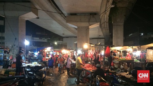 Geliat pasar tradisional Kebayoran Lama, Jakarta Selatan, di malam hari pada masa pemberlakuan PSBB selama darurat virus corona (Covid-19), Rabu (15/4) dini hari WIB. CNN Indonesia/Ahmad Bachrain