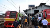 HARI PERTAMA PENERAPAN PSBB DI STASIUN BOGOR Sejumlah penumpang berjalan di dekat gerbong KRL Commuter Line di Stasiun Bogor, Jawa Barat, Rabu (15/4/2020). Pada hari pertama penerapan Pembatasan Sosial Berskala Besar (PSBB) di wilayah Kota Bogor, pengguna KRL Commuter Line masih berjalan normal dengan setiap jadwal keberangkatan memiliki jeda sekitar 5 hingga 10 menit dan pembatasan jumlah penumpang pada setiap gerbong. ANTARA FOTO/Arif Firmansyah/aww.
