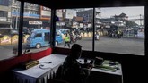 PENERAPAN PSBB HARI PERTAMA DI BOGOR Suasana penerapan Pembatasan Sosial Berskala Besar (PSBB) di Cibinong, Kabupaten Bogor, Jawa Barat, Rabu (15/4/2020). Pemerintah telah resmi menerapkan Pembatasan Sosial Berskala Besar (PSBB) di wilayah Bogor, Depok, dan Bekasi per hari ini dalam rangka percepatan penanganan COVID-19. ANTARA FOTO/Yulius Satria Wijaya/aww.