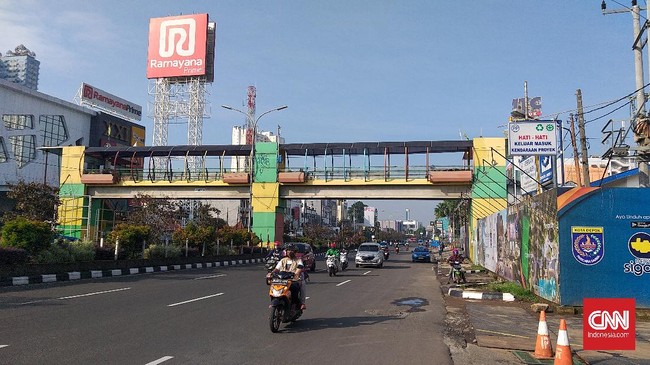 Sejumlah jalan raya di Kota Depok tak sepadat biasanya pada hari pertama penerapan PSBB, Rabu (15/4) pagi.