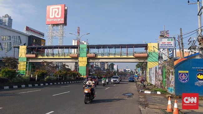 PSBB Kota Depok Sejumlah jalan raya di Kota Depok tak sepadat biasanya pada hari pertama penerapan PSBB, Rabu (15/4) pagi.