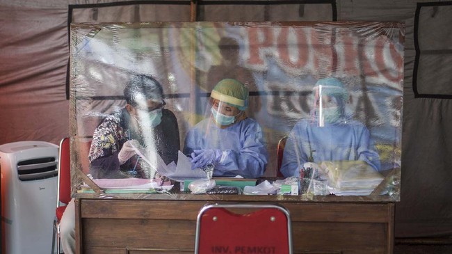 Pemerintah didorong menggaet beberapa epidemiolog maupun ahli kesehatan masyarakat untuk bertugas di Posko Covid-19 tingkat desa/kelurahan.