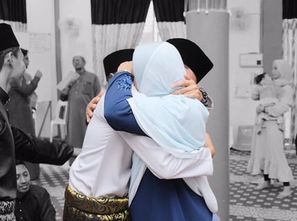 Hikmah Lockdown Bareng Mertua, Wanita Ini Malu Lihat Sikap Suami pada Ibunya