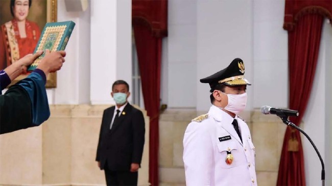 Presiden Joko Widodo melantik Wagub DKI Ahmad Riza Patria, Rabu (15/4)