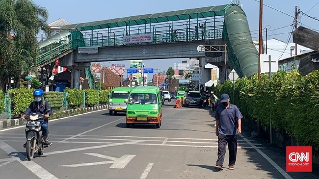 Suasana Stasiun Bogor saat PSBB hari pertama. (CNN Indonesia/Yoko Sari)