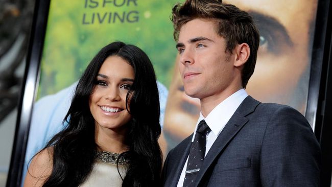 LOS ANGELES, CA - JULY 20: Actors Vanessa Hudgens (L) and Zac Efron arrive at the premiere of Universal Pictures' 