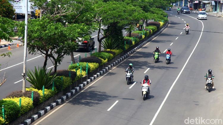 Begini suasana Pada hari pertama penerapan Pembatasan Sosial Berskala Besar (PSBB) di Kota Depok dengan melakukan Chek Point oleh polisi saat pemeriksaan sejumlah kendaraan di Bundara Fly Over UI, Depok, Jawa barat, Rabu (15/4/2020).  Banya pengendara yang masih mematuhi peraturan PSBB oleh Pemkot Kota Depok
