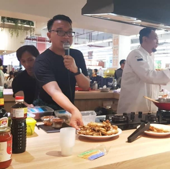 <p>Walaupun sudah tidak muncul di TV, Chef Haryo masih kerap mengisi berbagai acara masak.</p>