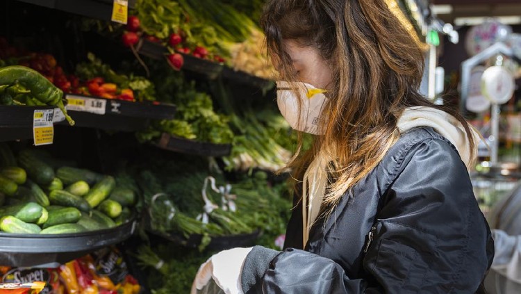 Shopping during a virus epidemic in Pennsylvania, USA.
