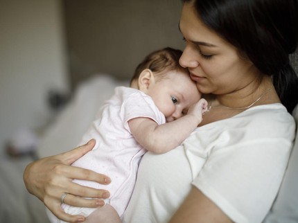Jangan Salah! Ternyata Percikan ASI Tak Sebabkan Jerawat Bayi