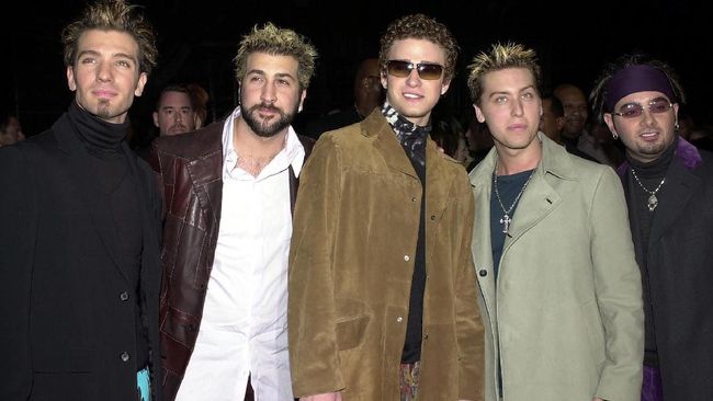 Pop music group NSYNC arrives at the 27th Annual People's Choice Awards 07 January 2001 in Pasadena, California. NSYNC is nominated for 