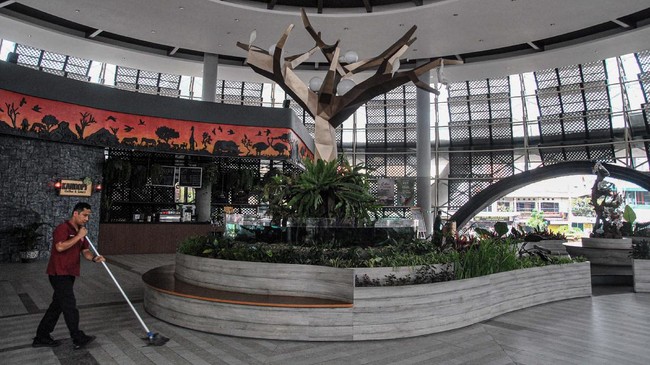 Pekerja mengepel lantai pada salah satu hotel di kawasan Puncak, Kabupaten Bogor, Jawa Barat, Minggu (12/4/2020). Kepala Dinas Pariwisata dan Kebudayaan (Disparbud) Jawa Barat, Dedi Taufik mengatakan sebanyak 575 hotel di wilayah Jawa Barat tutup akibat pandemi virus Corona (COVID-19) dan tingkat hunian hotel pun menurun drastis hingga mencapai lima persen dari kondisi normal yang bisa mencapai 50 persen. ANTARA FOTO/Arif Firmansyah/foc.