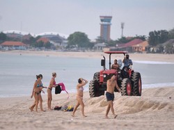 Petugas Naik Traktor Usir Bule yang Asyik Berjemur di Pantai Bali
