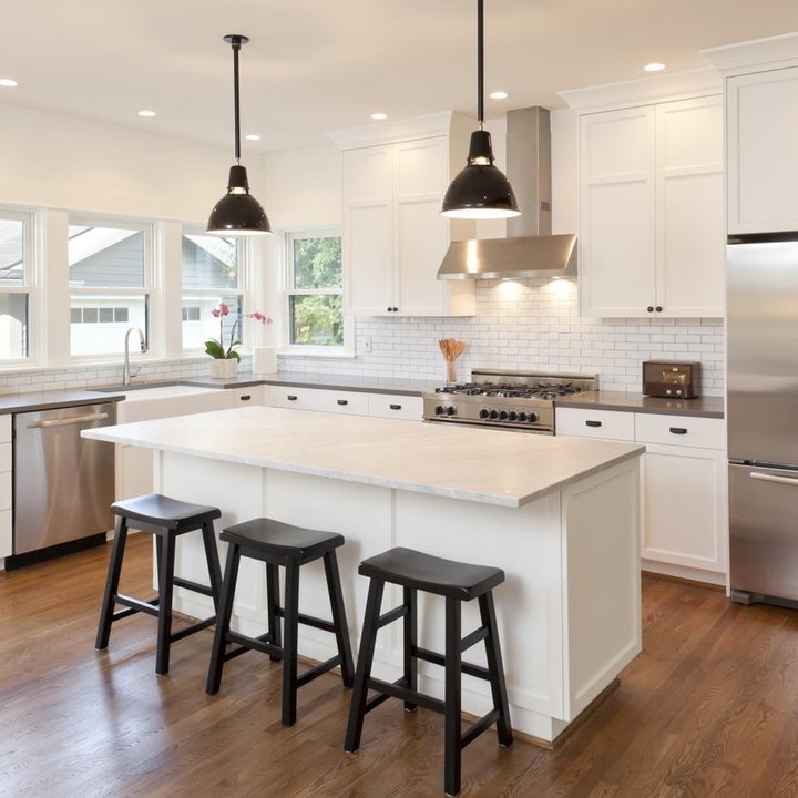 Meletakkan meja makan di tengah dapur tentunya menghemat tempat karena bisa jadi tempat serba guna. Lantai kayu pada dapur ini juga menghilangkan kesan membosankan pada ruangan. (Foto: iStock)