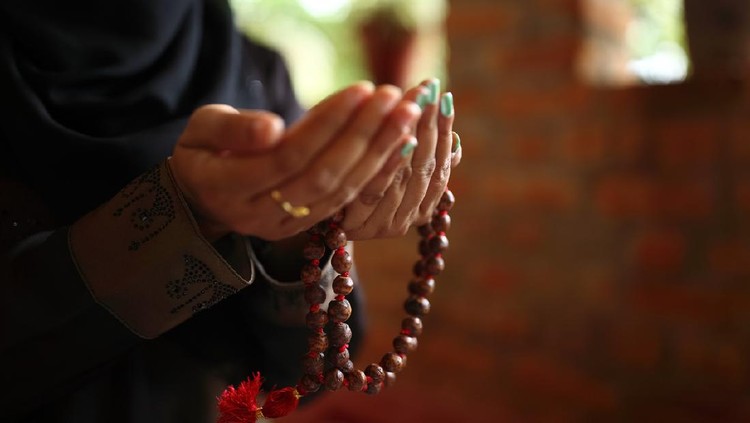 Muslim ibadah Close-up shot of a Muslim woman's hands holding rosary.