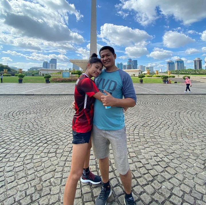 <p>Gara-gara sering melihat ayahnya main sepak bola, Zahra pun tertarik untuk mencoba. (Foto: Instagram @zahmuz12)</p>