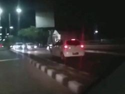 Terlalu! Pengendara ini Tabrak Pembatas Jalan dan Mengemudi Lawan Arus