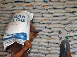 Bulog Guyur 82.000 Ton Beras Bansos ke 3,3 Juta Warga Jabodetabek