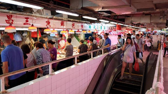 Fresh fish for sale at To Kwa Wan market in To Kwa Wan, an area of the eastern shore of Kowloon peninsula. The area belongs to the Kowloon City District. It's a mixed residential and commercial area, and is located to the west of the old Kai Tak Airport. Hong Kong