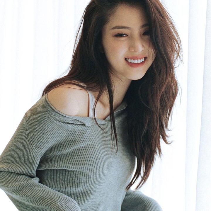 Han So Hee kini sedang populer di Korea Selatan berkat dramanya yang terbaru The World of the Married. (Foto: Instagram @xeesoxee)