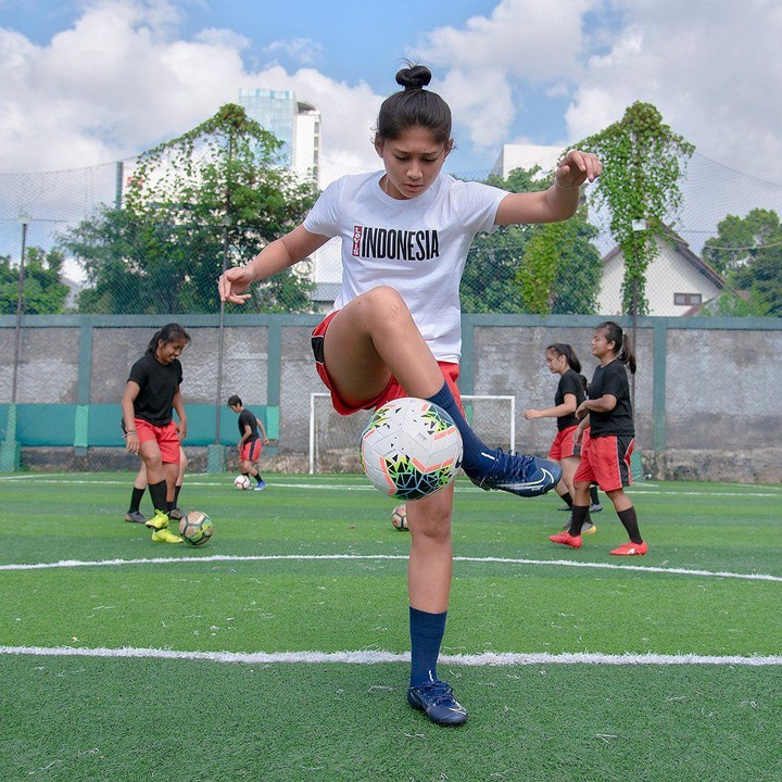 <p>Di usia 10 tahun, Zahra sudah bisa <em>juggling</em> dan <em>passing</em> bola lho. Katanya, itu benar-benar bisa karena sering latihan sendiri tanpa diajari. (Foto: Instagram @zahmuz12)</p>