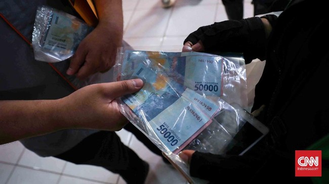 Menteri Keuangan Sri Mulyani mengungkapkan nilai bansos tunai untuk 10 juta keluarga penerima manfaat akan diturunkan menjadi Rp200 ribu pada 2021.