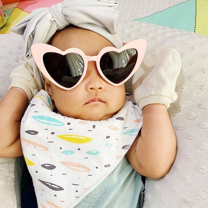 <p><em>Duuuh</em>, gaya banget Baby Sada mau ke mana sih pakai kacamata hitam? Pasti kerjaan Mami Fitrop nih, <em>he-he-he</em>. (Foto: Instagram @sada_aminahanara)</p>