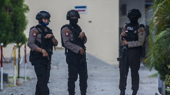 Sejumlah polisi bersenjata berjaga di depan kamar jenazah Rumah Sakit Bhayangkara, Palu, Sulawesi Tengah, Kamis (16/4/2020). Kepolisian melakukan otopsi untuk memastikan identitas dua anggota Mujahidin Indonesia Timur (MIT) Poso yang ditembak mati usai berusaha merampas senjata polisi yang bertugas di salah satu bank di Kabupaten Poso pada Rabu (15/4/2020). ANTARAFOTO/Basri Marzuki/aww.